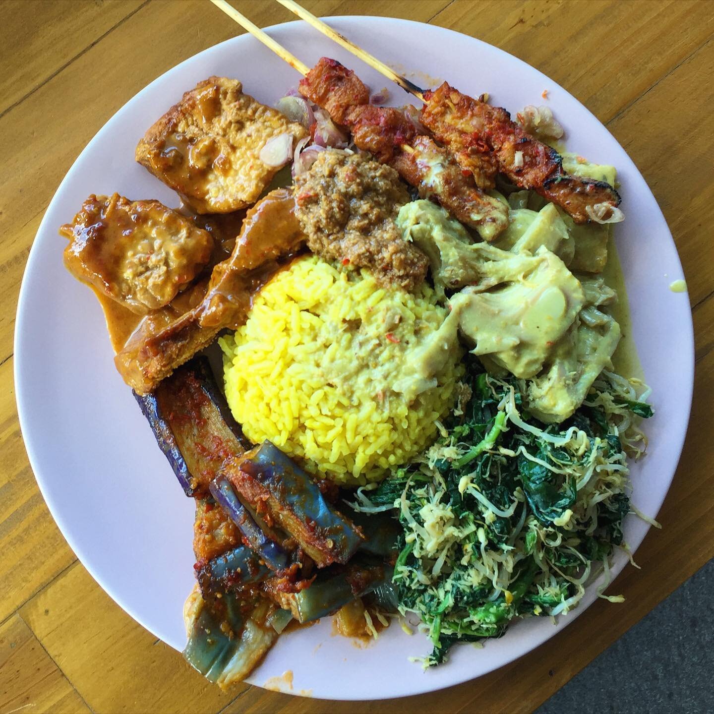 I&rsquo;m currently dreaming of sunshine 🌞 and this incredible nasi campur&nbsp;plate from @givecafe from our travels to Canggu, Bali, in 2019&hellip; which feels like forever ago 😭🌴✨
GIVE was our favourite vegan restaurant in Canggu and dining t