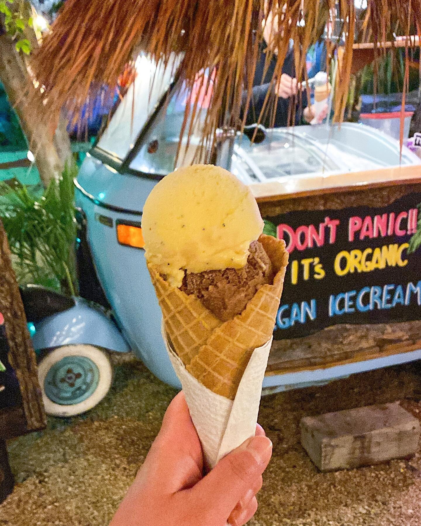 Still dreaming about these scoops🍦Passion Fruit &amp; Cacao ice cream in a waffle cone! 😍
👈 Swipe to see all of the delicious flavour options!
We visited @thetuktukmx at @palmacentraltulum last night and it was such a treat! This coconut-based v